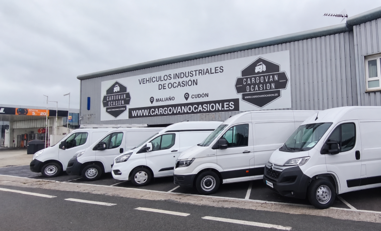 Fila de furgonetas frente al cartel de Cargovan Ocasión